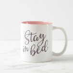 Caneca De Café Em Dois Tons Fique na Cotação de Tipografia do Quartz do Rosa d<br><div class="desc">Pegue seu café matinal na cama com nossa super fofinha caneca de citações de tipografia. A design apresenta "Keep in Bed" em tipografia de script manuscrito preto,  preenchida com Rose Quartz rosa rosa,  uma cor do ano em 2016. Parece excelente na caneca de dois tons com interior rosa!</div>