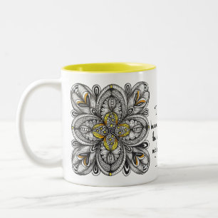 Caneca De Café Em Dois Tons Flor Aberta Desenho à Mão com Citação de Café