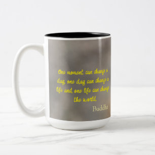 Caneca De Café Em Dois Tons Flor Amarelo do Copo-Anã com Citação Buda