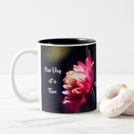 Caneca De Café Em Dois Tons Flor De Cotação De Um Dia De Cada Vez Personalizad