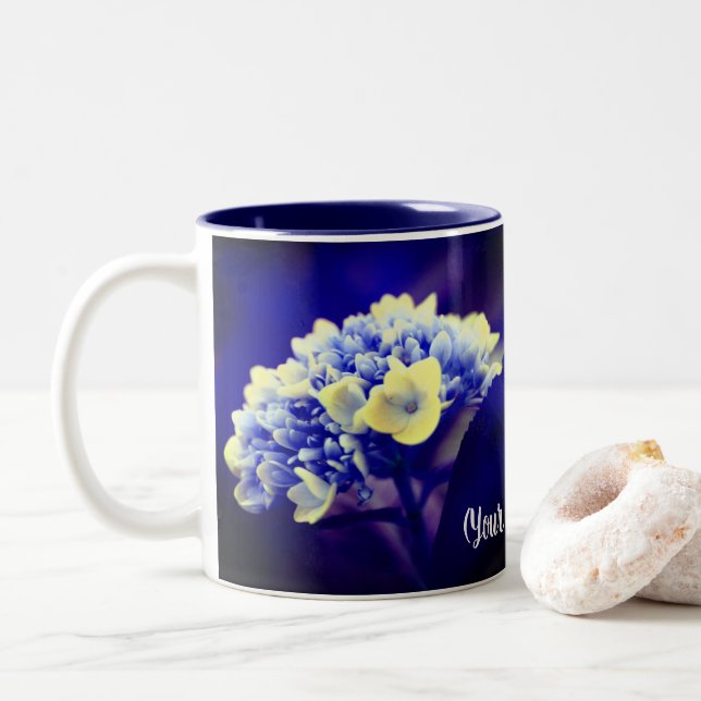 Caneca De Café Em Dois Tons Flor de Hydrangea Azul Vivido Personalizado (Com Donut)