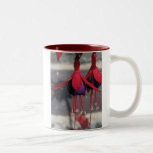 Caneca De Café Em Dois Tons Flor vermelho e roxo com gotas de chuva