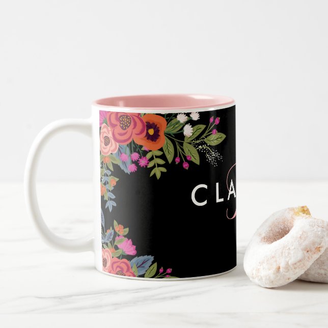 Caneca De Café Em Dois Tons Flores de Boho - Preto com Monograma Rosa (Com Donut)