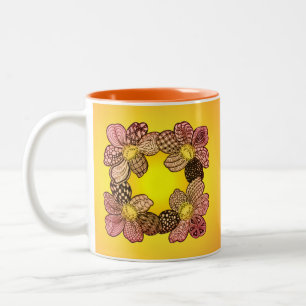 Caneca De Café Em Dois Tons Flores de rabisco em pêssego, laranja e Dourado