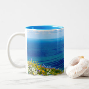 Caneca De Café Em Dois Tons "Flores selvagens acima do mar" - Uma paisagem mar