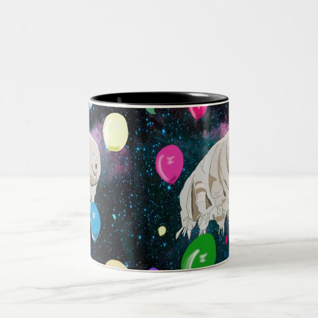 Caneca De Café Em Dois Tons Flutuação Tardigrade feliz através do espaço (Centro)
