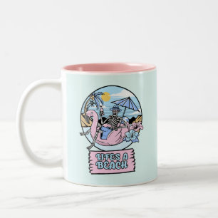 Caneca De Café Em Dois Tons Flutuador de Flamingo Esqueleto na Praia da Vida