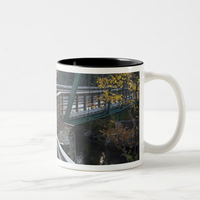 Caneca De Café Em Dois Tons Folhagem de outono e ponte sobre os Millers (Direita)