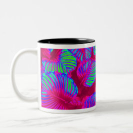Caneca De Café Em Dois Tons Folhas de Magenta Tropicais