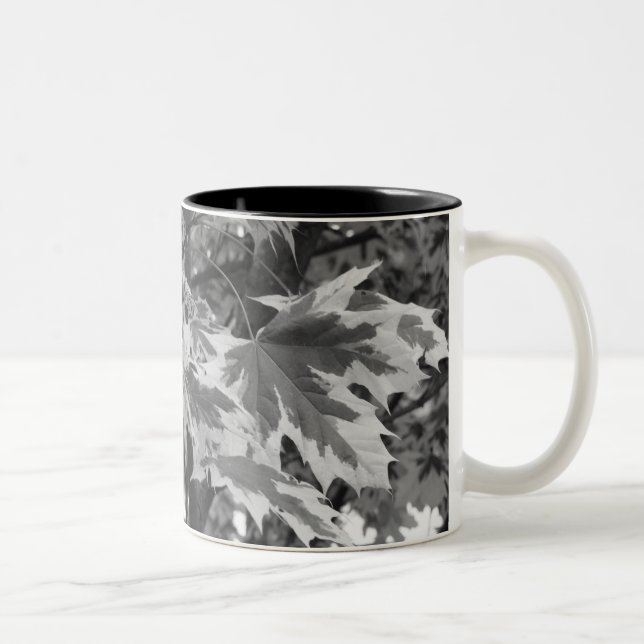 Caneca De Café Em Dois Tons Folhas em preto e branco (Direita)