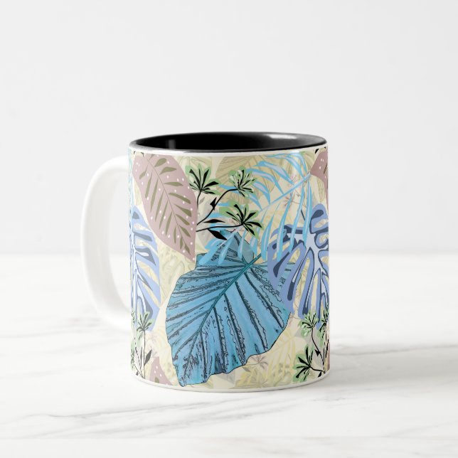 Caneca De Café Em Dois Tons Folhas tropicais azuis e roxas. (Frente Esquerda)