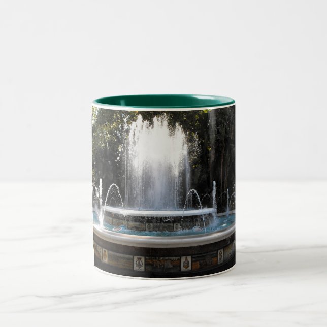 Caneca De Café Em Dois Tons Fonte em Marbella na Espanha. (Centro)