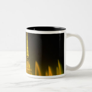 Caneca De Café Em Dois Tons Fonte na mundialmente famosa Torre Eiffel Paris