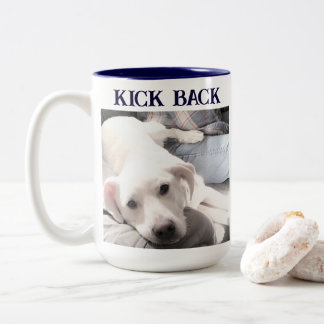 Caneca De Café Em Dois Tons Foto de cachorro fofo relaxando com a pata no pai