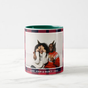 Caneca De Café Em Dois Tons Foto do Casal de Natal da Xadrez Vermelha Elegante