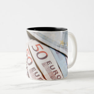 Caneca De Café Em Dois Tons Foto em Close-Up de Notas de Euro Economia Poupa
