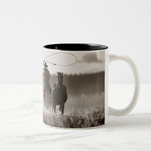 Caneca De Café Em Dois Tons Foto preto e branco de cavalos de um Lassoing do