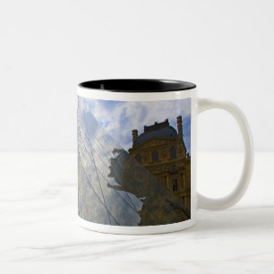 Caneca De Café Em Dois Tons França, Paris. Nuvens se refletem no Louvre