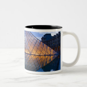 Caneca De Café Em Dois Tons França, Paris. O Louvre ao crepúsculo. Crédito
