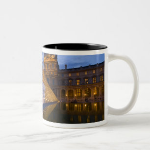 Caneca De Café Em Dois Tons França, Paris. O Louvre ao crepúsculo. Crédito 3