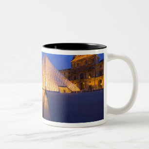 Caneca De Café Em Dois Tons França, Paris. O museu Louvre ao crepúsculo.