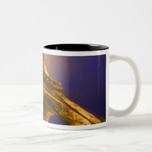 Caneca De Café Em Dois Tons França, Paris. Olhando para cima a partir da base