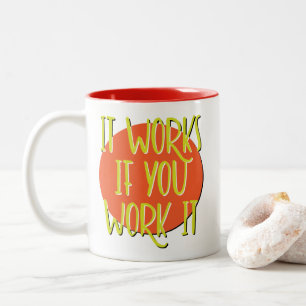 Caneca De Café Em Dois Tons Funciona Se Você Trabalhar Com O Slogan De Recuper