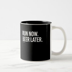 Caneca De Café Em Dois Tons Funcione agora a cerveja mais tarde -- Humor do