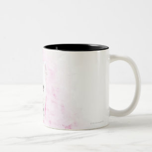 Caneca De Café Em Dois Tons fundo branco, buldogue branco, pena cor-de-rosa