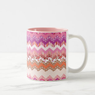 Caneca De Café Em Dois Tons Fundo cor-de-rosa do ziguezague