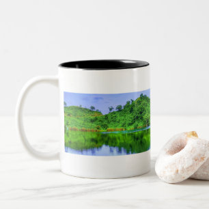 Caneca De Café Em Dois Tons Fundo das Florestas Tropicais Lago e Lush