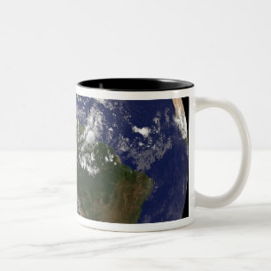Caneca De Café Em Dois Tons Furacão Dean se aproxima da Península de Yucatan
