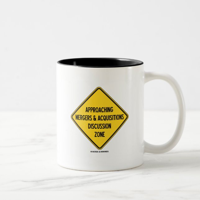Caneca De Café Em Dois Tons Fusões & zona de aproximação da discussão das (Direita)