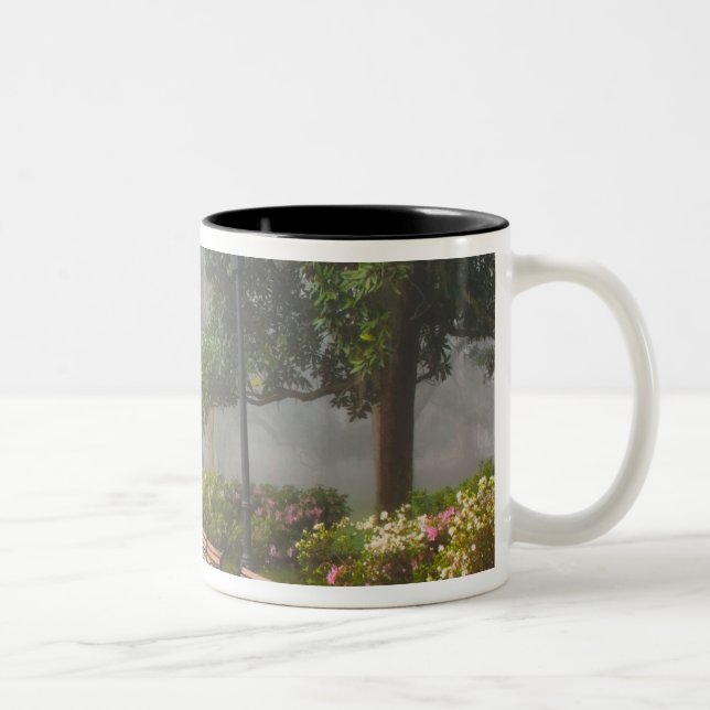 Caneca De Café Em Dois Tons GA Savannah, Azaleias ao longo da calçada de tijol (Direita)