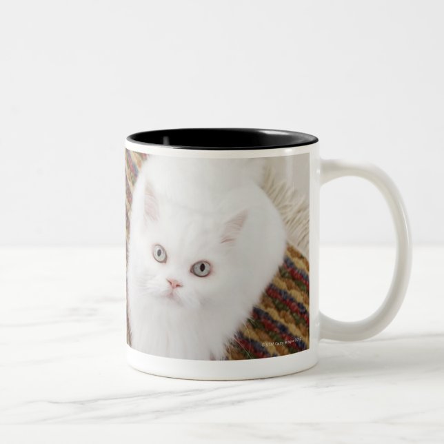 Caneca De Café Em Dois Tons Gato branco que senta-se na esteira (Direita)