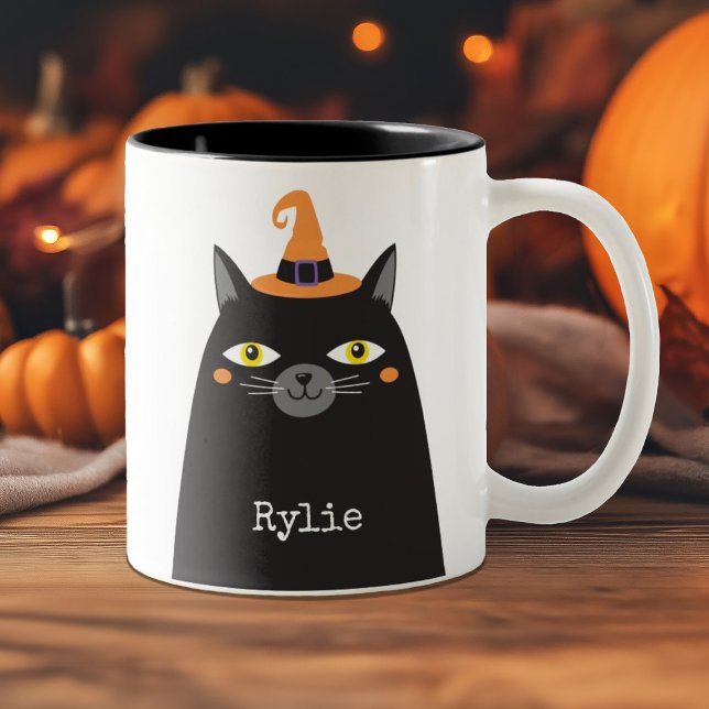Caneca De Café Em Dois Tons Gato Preto do Dia das Bruxas Bravo Personalizado (A cute Halloween mug decorated with a black cat with a witch's hat.)