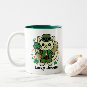 Caneca De Café Em Dois Tons Gato segurando um trevo de quatro folhas com nome 