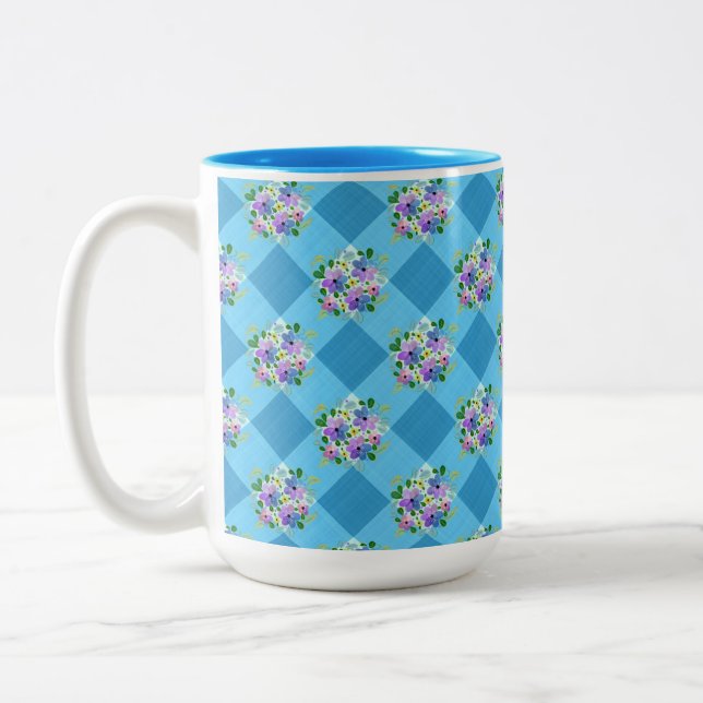Caneca De Café Em Dois Tons Gingham Azul e Flores Azuis Roxas (Esquerda)