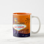 Caneca De Café Em Dois Tons Glam Las Vegas Monogrammed Wedding<br><div class="desc">Sinalizador de Las Vegas maravilhoso silhuetas de palmeiras tropicais estrelas brilhantes fundo roxo e laranja ilustrado no Presente de Casamento ou Mugs de Keepsaes personalizados. Mugs personalizados especiais que você pode personalizar para seu noivado temático, casamento ou aniversário de Las Vegas. ((Você pode encontrar os essenciais de casamento e favores...</div>