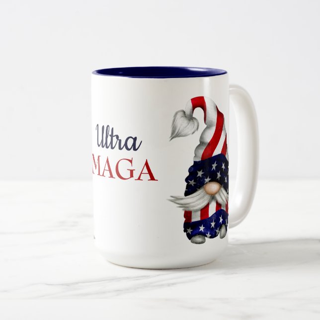 Caneca De Café Em Dois Tons Gnomo Ultra MAGA (Frente Esquerda)