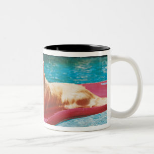 Caneca De Café Em Dois Tons Golden retriever que encontra-se em uma cama de ar