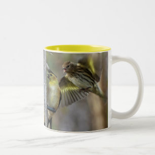 Caneca De Café Em Dois Tons Goldfinches no alimentador