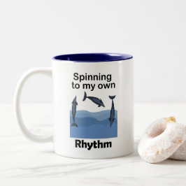 Caneca De Café Em Dois Tons Golfinho Girador Girando Ao Meu Próprio Ritmo Cita