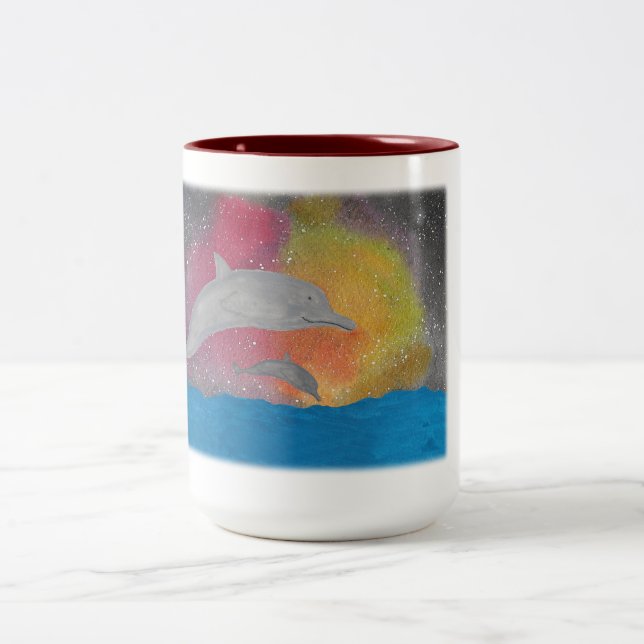 Caneca De Café Em Dois Tons Golfinhos Contra um Céu Galáctico (Centro)