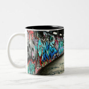 Caneca De Café Em Dois Tons grafite de metrô