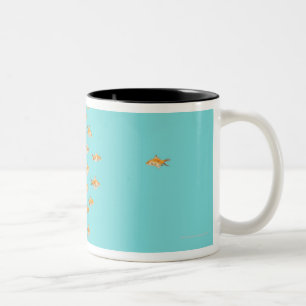 Caneca De Café Em Dois Tons Grande grupo de peixe dourado que enfrenta um