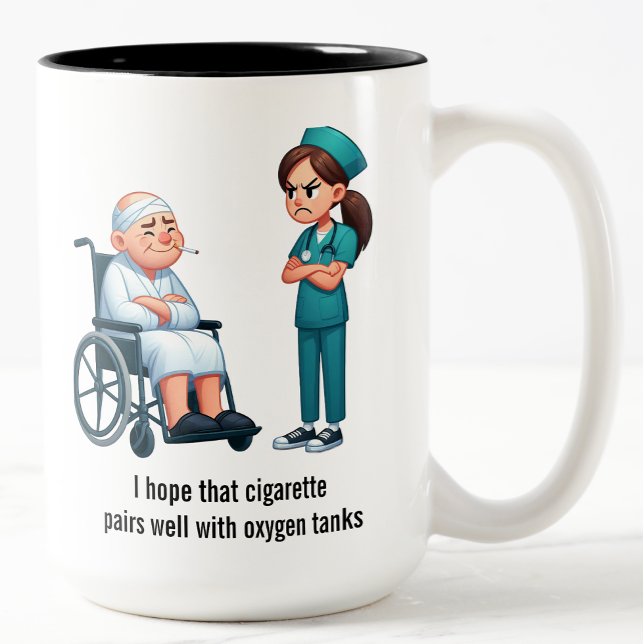 Caneca De Café Em Dois Tons Grumpy Nurse Versus Smoking Senior (Criador carregado)