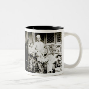 Caneca De Café Em Dois Tons Grupo da família, c.1900 (foto de b/w)