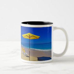 Caneca De Café Em Dois Tons Guarda-chuva de praia amarelo e cadeiras em praia