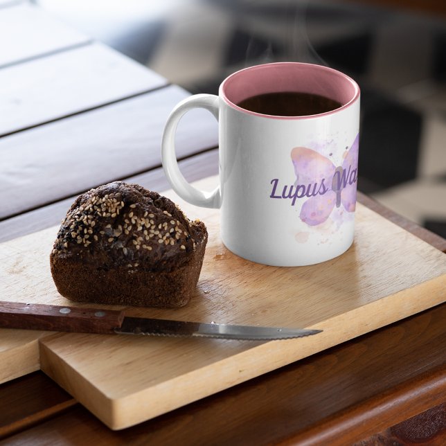 Caneca De Café Em Dois Tons Guerreiro do Lúpus da Borboleta Roxa (Criador carregado)